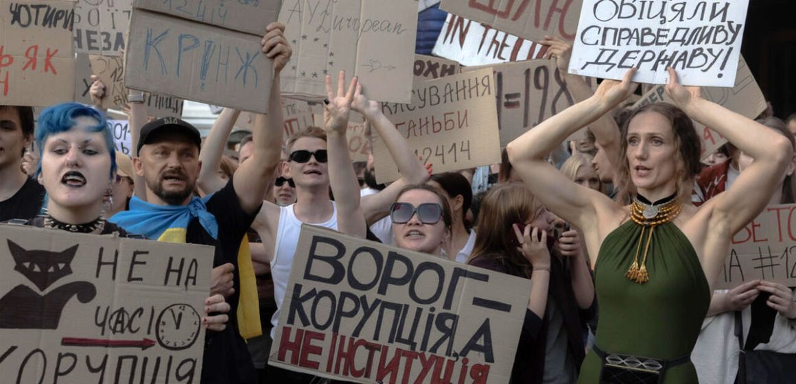 Ukraine l Zelensky promulgue une loi pour protéger les corrompus  