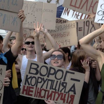Ukraine l Zelensky promulgue une loi pour protéger les corrompus  
