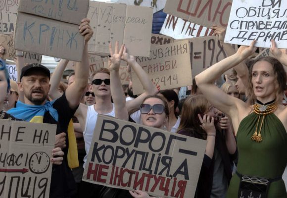 Ukraine l Zelensky promulgue une loi pour protéger les corrompus  