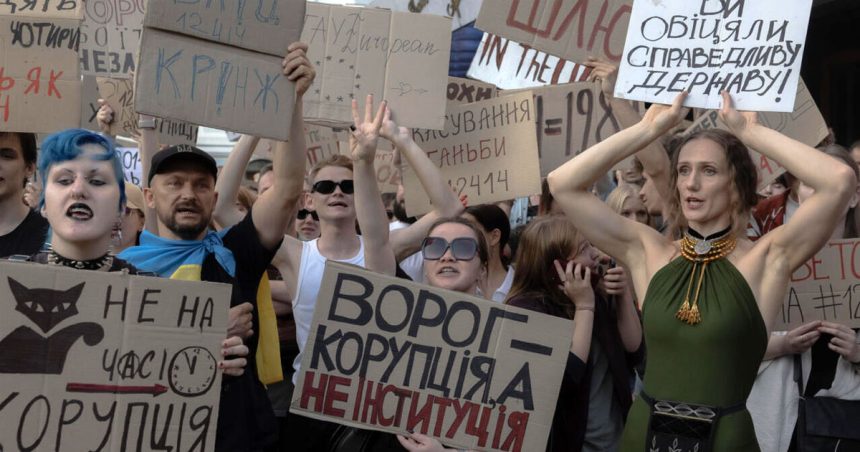 Ukraine l Zelensky promulgue une loi pour protéger les corrompus  