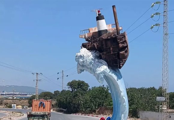 Tunisie | Une statue de bateau naufragé fait polémique