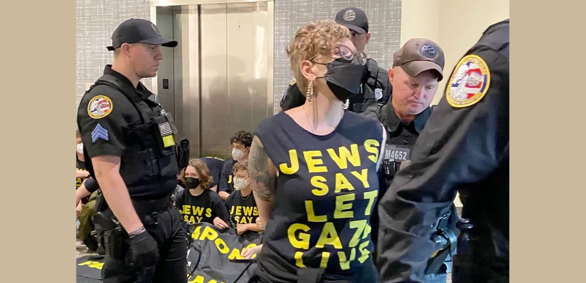 Arrestation de manifestants pacifistes juifs à Philadelphie