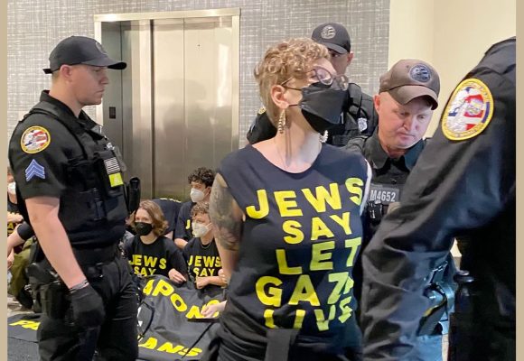 Arrestation de manifestants pacifistes juifs à Philadelphie