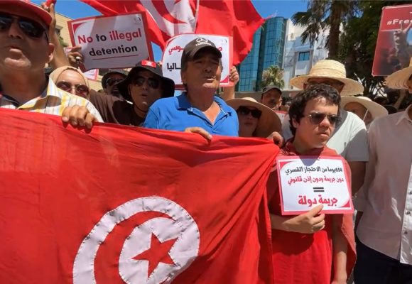 Les partisans d’Abir Moussi manifestent devant les Nations unies à Tunis