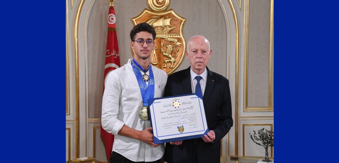Le double champion du monde Ahmed Jaouadi décoré de l’Ordre du Mérite sportif