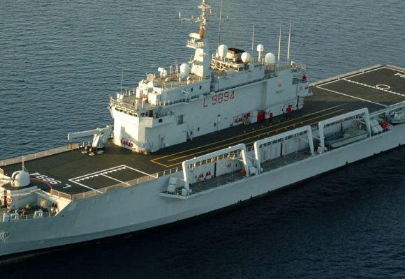 Le navire de la marine italienne San Giusto débarque à Tunis