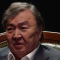 Le poème du dimanche | ‘‘Ce que dit la gazelle de l’abeille’’ d’Oljas Souleimenov