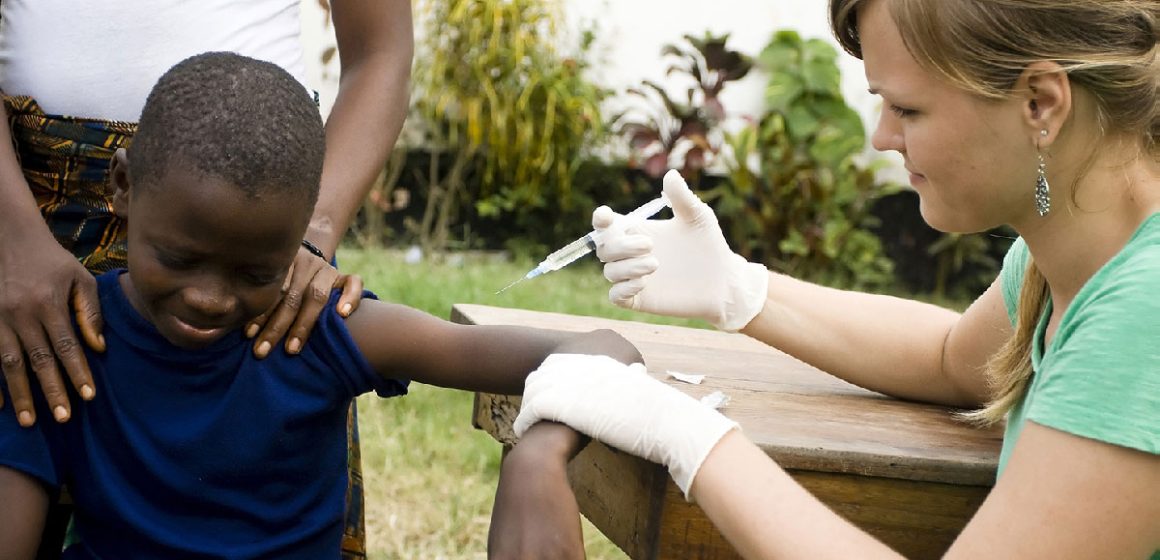Décoloniser la santé | Le soin humanitaire comme camouflage