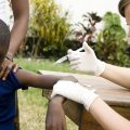 Décoloniser la santé | Le soin humanitaire comme camouflage