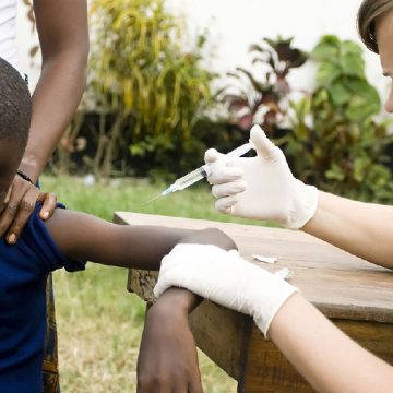Décoloniser la santé | Le soin humanitaire comme camouflage