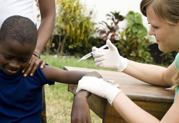 Décoloniser la santé | Le soin humanitaire comme camouflage