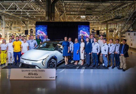 Kia lance la production de véhicules électriques en Europe avec EV4  