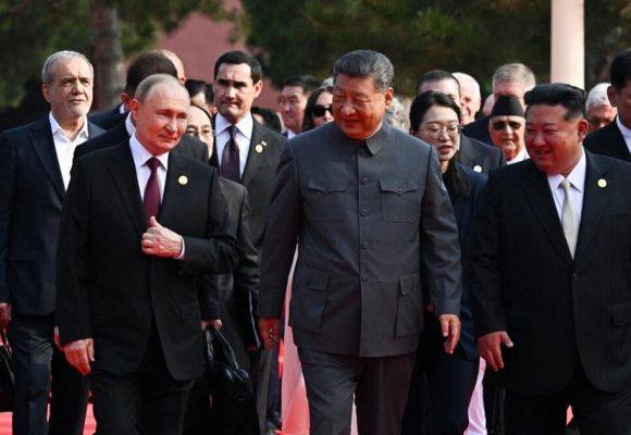 Xi Jinping, Vladimir Poutine et Kim Jong-un narguent Donald Trump 