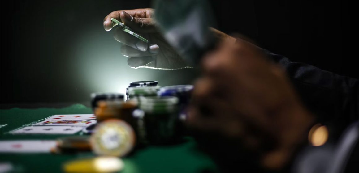 Le poker, entre culture mondiale et encadrement local