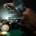 Le poker, entre culture mondiale et encadrement local
