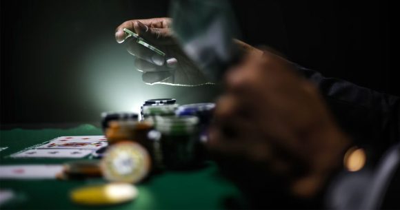 Le poker, entre culture mondiale et encadrement local