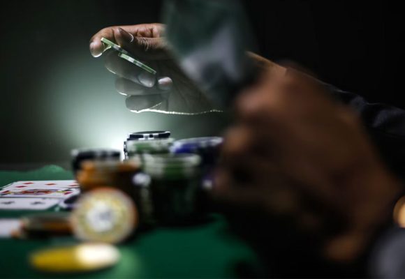 Le poker, entre culture mondiale et encadrement local