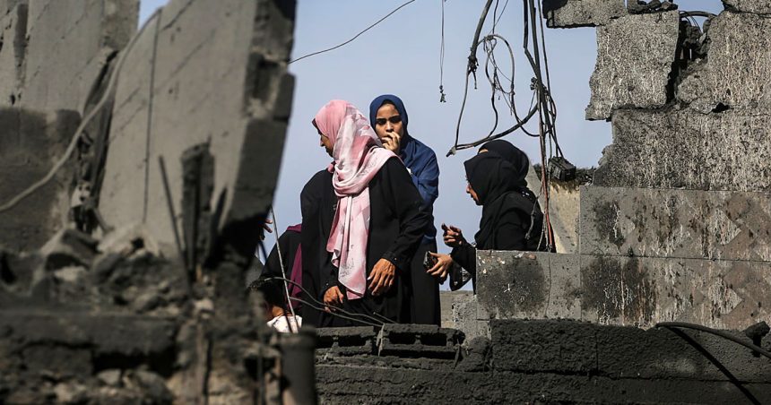 Palestiniennes-dans-les-ruines-de-Gaza La «trêve» de Trump à Gaza s’est révélée être un coup de bluff !