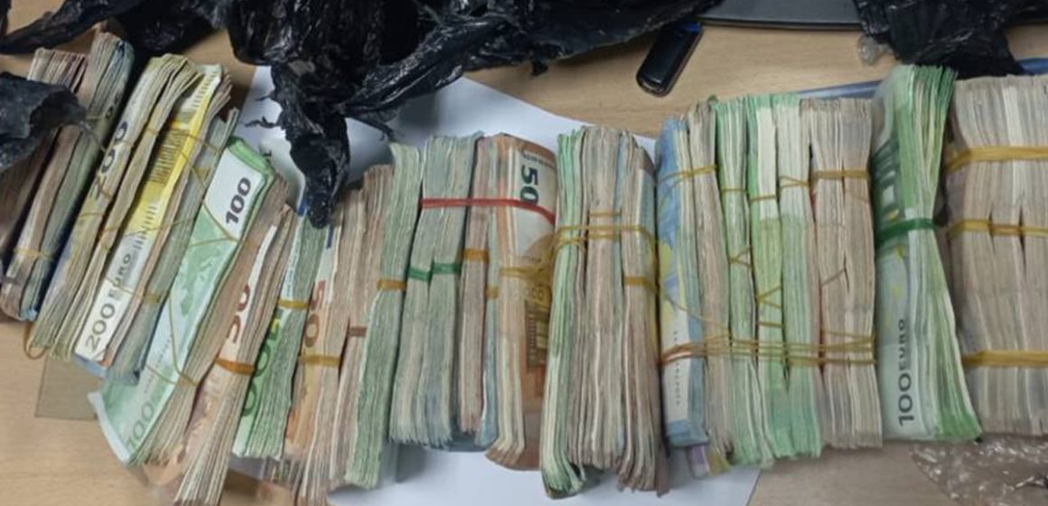 devises Douane | 700.000 dinars en devises étrangères saisis au poste frontalier de Melloula