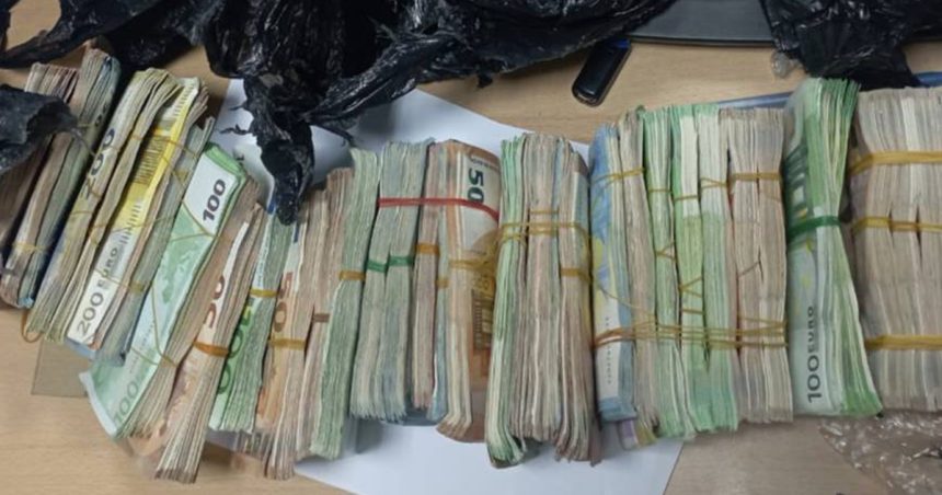 devises Douane | 700.000 dinars en devises étrangères saisis au poste frontalier de Melloula