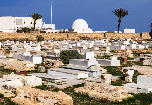 Le vieil homme qui réordonnait les ossements des morts