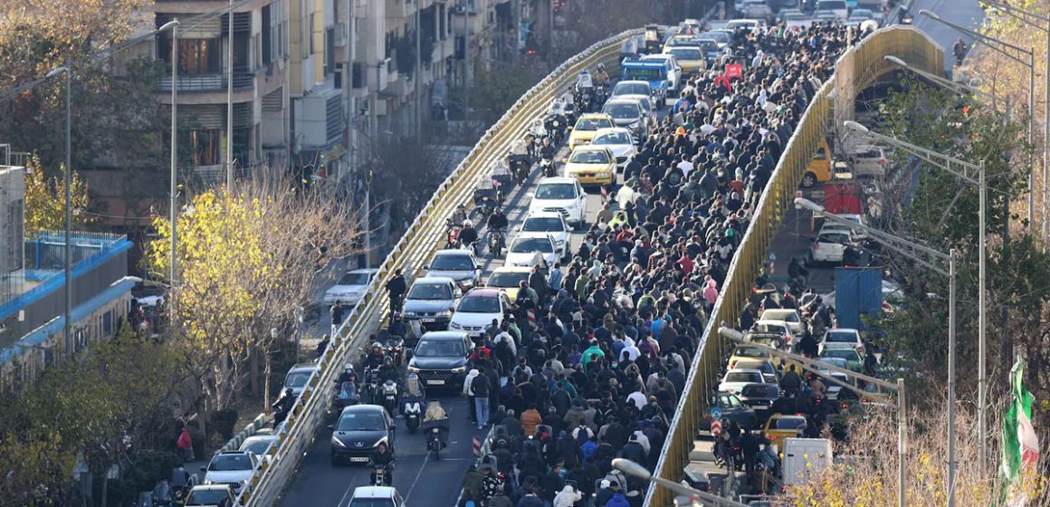Épuisés financièrement, les Iraniens investissent les rues !