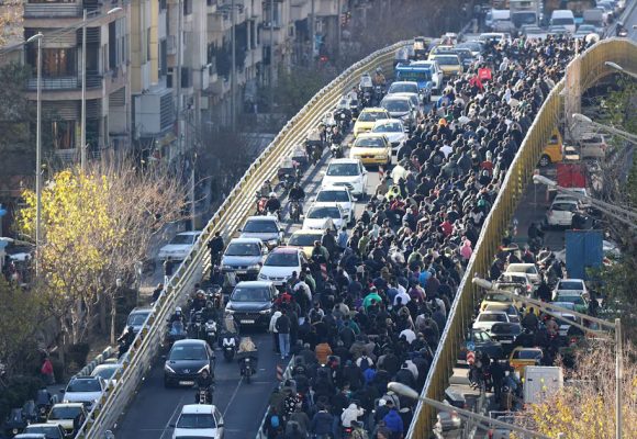 Épuisés financièrement, les Iraniens investissent les rues !