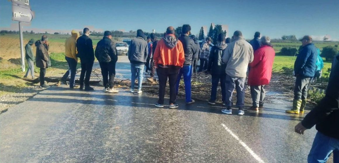 Zangou-Takelsa-route-coupe Takelsa | Des manifestants coupent la route à Zangou