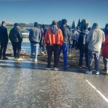 Takelsa | Des manifestants coupent la route à Zangou