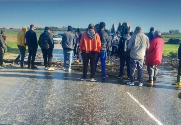 Takelsa | Des manifestants coupent la route à Zangou