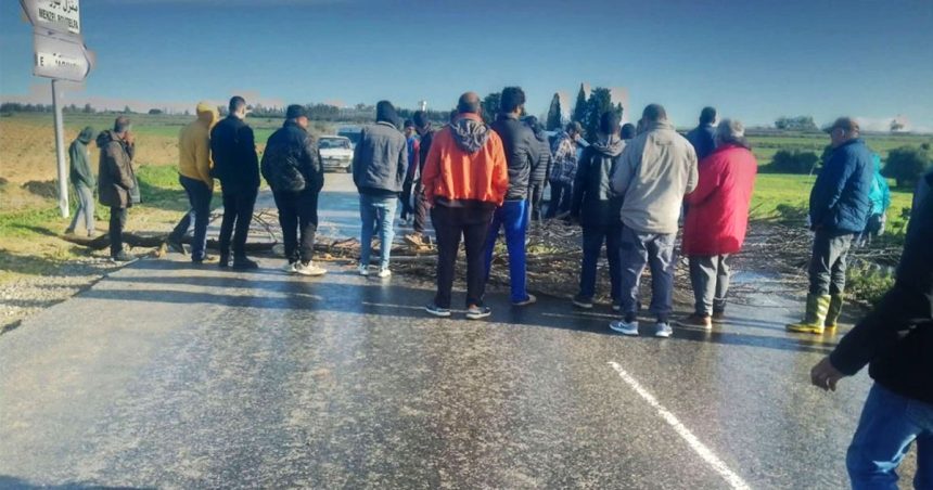 Takelsa | Des manifestants coupent la route à Zangou