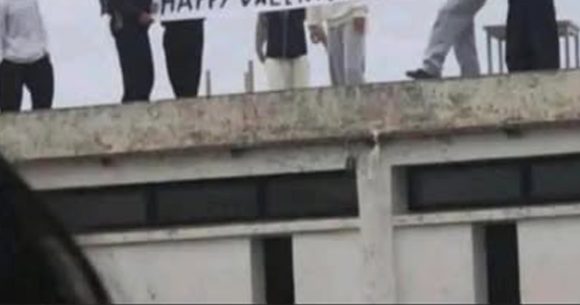 Banderole Lycée Banderole sexiste et propos obscènes dans un lycée | 13 élèves sanctionnés