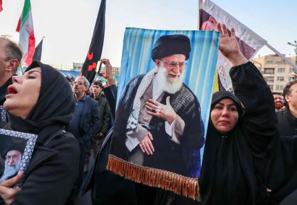 L’Iran à l’instant de vérité | Le drapeau rouge et le vide 