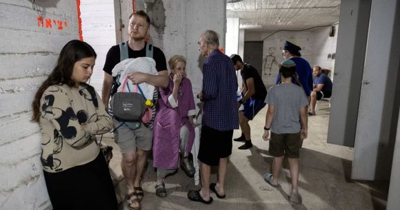 Israeliens-dans-un-abri-sous-terrain-Tel-Aviv Villes en guerre | Vers un urbanisme de la dissimulation