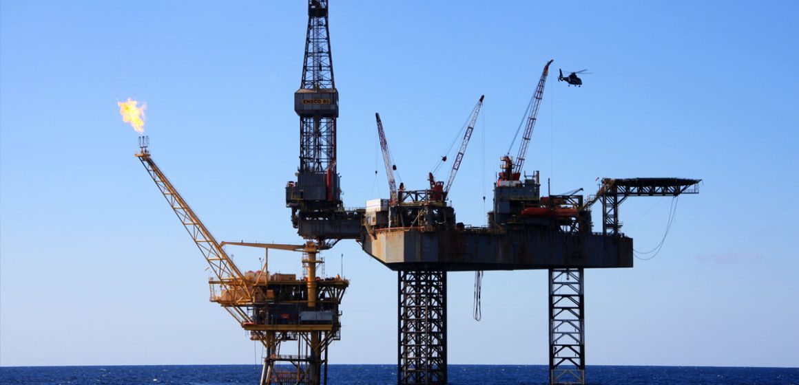 Migrants sur une plateforme abandonnée au large de Gabès