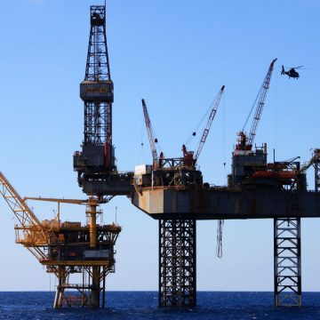 Migrants sur une plateforme abandonnée au large de Gabès