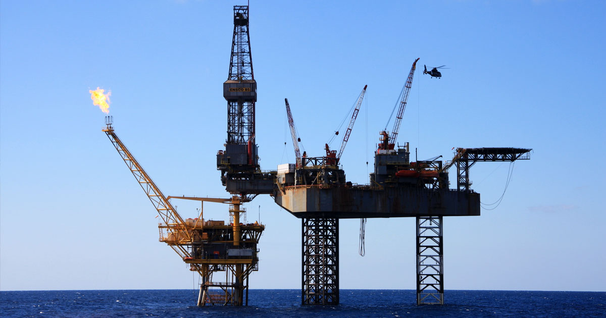 Migrants sur une plateforme abandonnée au large de Gabès