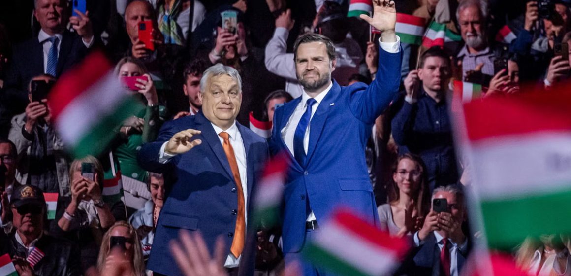 Le baiser mortel de Donald Trump à Viktor Orbàn