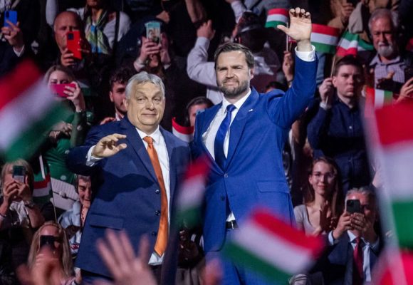 Le baiser mortel de Donald Trump à Viktor Orbàn