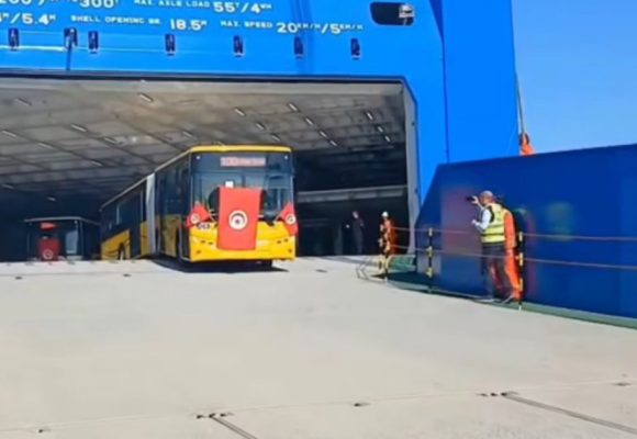 Transport-Tunisie | Le port de La Goulette accueille 136 nouveaux bus chinois