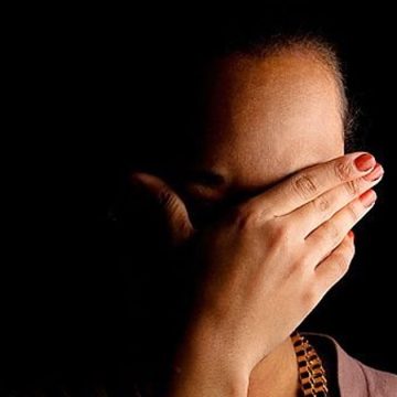 Deuil-Femme-pleure Le deuil d’un être cher redessine notre regard sur la vie