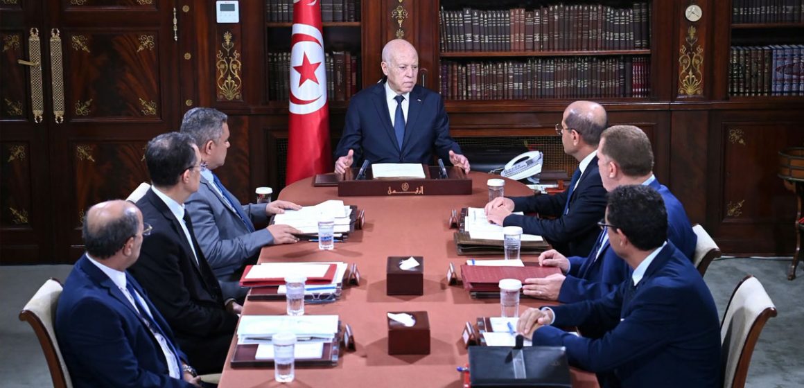 Kais-Saied-Coupres-electricite-eau-et-incendies Tunisie | La croissance n’obéit pas aux décrets !