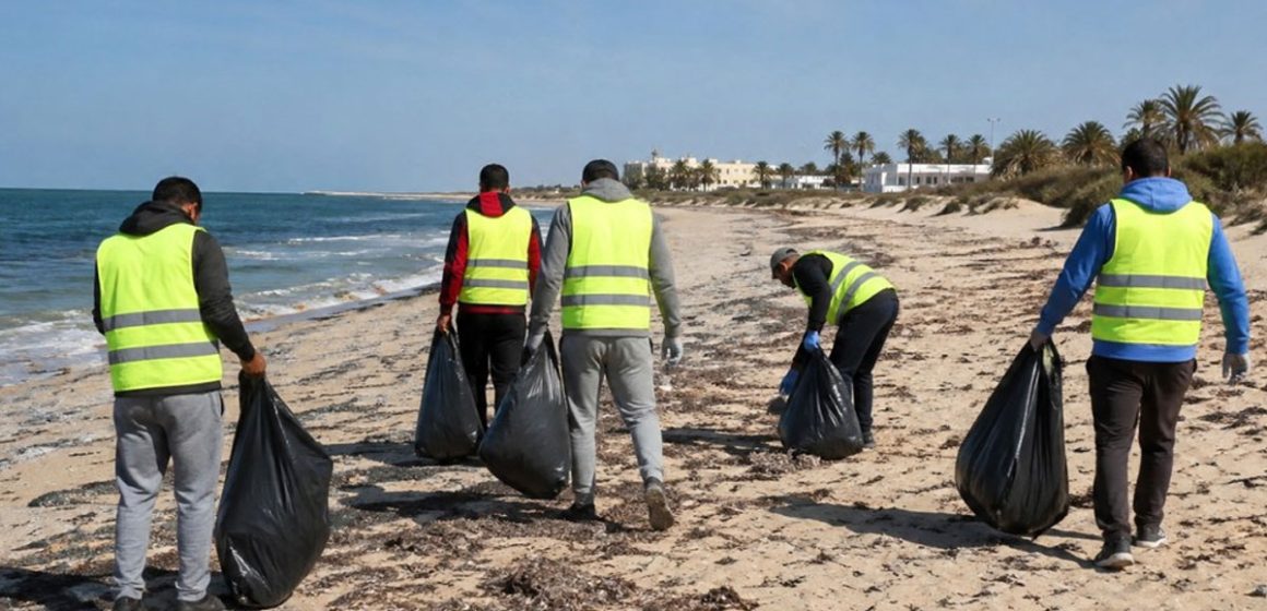 Condamnes-Nettoyage-des-plages-Djerba Des condamnés nettoient une plage à Djerba