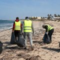 Des condamnés nettoient une plage à Djerba