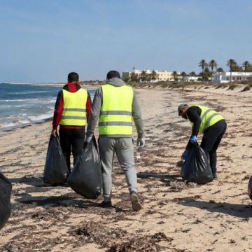 Des condamnés nettoient une plage à Djerba