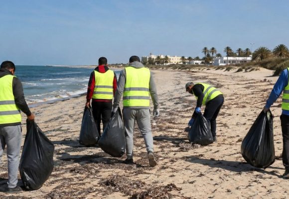 Des condamnés nettoient une plage à Djerba