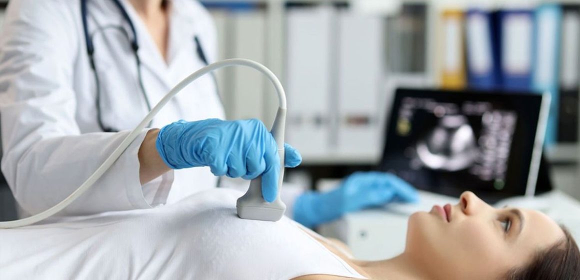 Femme-Auscultation-medicale Les maladies cardiaques et neurologiques, principales causes de mortalité chez les femmes en Tunisie