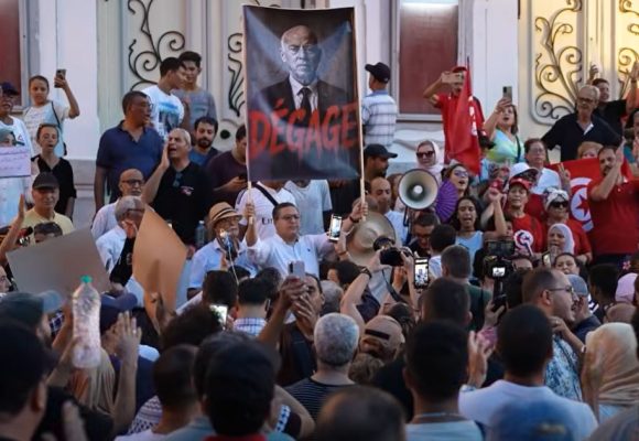 Les opposants à Kaïs Saïed défilent à nouveau à Tunis