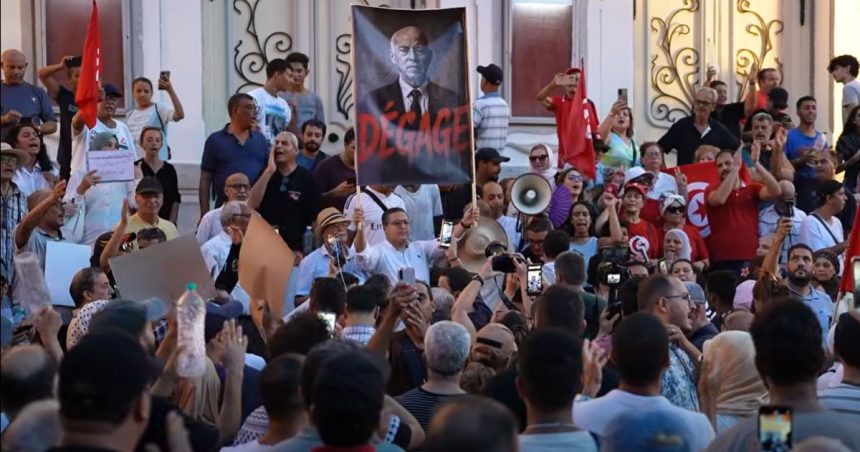 Les opposants à Kaïs Saïed défilent à nouveau à Tunis