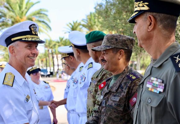 Le commandant de la Sixième flotte des États-Unis reçu à Tunis